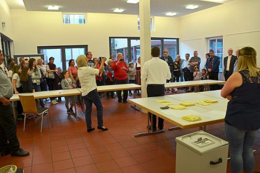 Bis Bürgermeister Holger Buchelt (linkes Bild mit weißem  Hemd) das Ergebnis verkünden konnte, hatten die Wahlhelfer einiges zu tun. Fotos: Kunert Foto: Schwarzwälder Bote
