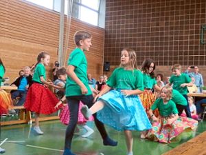 Die Grundschulkinder begeistern die Zuschauer beim Schulfest mit einem Rock ’n’ Roll-Tanz. Fotos: Stehle Foto: Schwarzwälder Bote