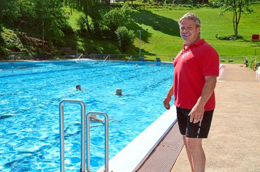 Schwimmmeister Lutz Lorbeer lädt am Samstag zum Saisonabschlussfest ab 18 Uhr im Waldsportbad ein. Foto: Archiv Foto: Schwarzwälder Bote