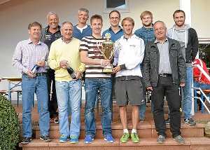 Die Finalisten des Herren- und Herren50 Turniers mit TCS-Vorstand Max Bettinger sowie Sportwart Jürgen Probst. Foto: Senn Foto: Schwarzwälder-Bote