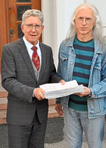 1300 Unterschriften gegen eine Munitionsfabrik in Lahr überreichten die Gegner des Projekts um Klaus Schramm an OB Wolgang G. Müller. Foto: Schabel