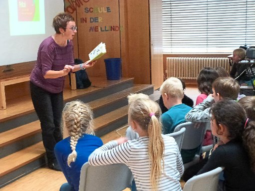 Kinderbuchautorin Jutta Nymphius gelingt es, die Kinder mit ihrer Erzählung in den Bann der Geschichte zu ziehen. Foto: Begemann Foto: Schwarzwälder-Bote