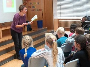 Kinderbuchautorin Jutta Nymphius gelingt es, die Kinder mit ihrer Erzählung in den Bann der Geschichte zu ziehen. Foto: Begemann Foto: Schwarzwälder-Bote
