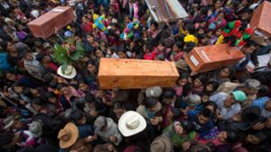 Guatemala: Menschen tragen in Santa Avelina Särge mit den Überresten von indigenen Bürgerkriegsopfern. Der Ex-Militärchef in Guatemala steht erneut vor Gericht. Foto: Luis Soto/dpa