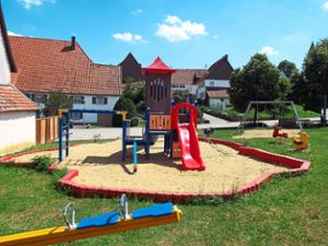 Mit Klettergerüst samt Rutsche sowie vielen Angeboten drumherum ist dieser Spielplatz in Erlaheim ausgestattet.   Foto: Schnurr