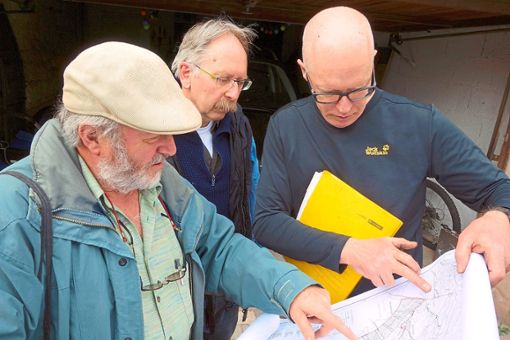Martin Seeger informiert anhand einer Karte Michael Mayle und Jörg Mezger (von links), die Luftunfälle erforschen, wo im Zwerenberger Wald nach der Absturzstelle gesucht werden muss. Foto: Schabert Foto: Schwarzwälder Bote