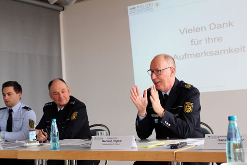 Polizeipräsident Gerhard Regele (rechts) erklärt die Zahlen. Polizeisprecher Michael Aschenbrenner hört zu.  Foto: Alt