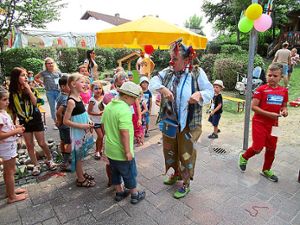 Clown Malu unterhält die Besucher beim Kindergartenfest. Fotos: Kindergarten Foto: Schwarzwälder Bote