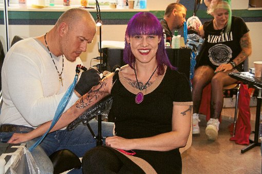 Auf der ersten Burladinger Tattoo Convention surrten am Wochenende die Nadeln.  Viele Tätowierer waren von weit her angereist.  Foto: Rapthel-Kieser