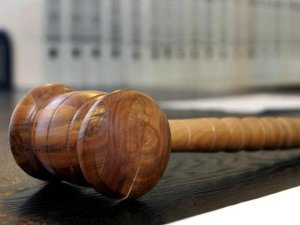 Ein hölzerner Hammer auf der Richterbank eines Verhandlungssaals. In Siegen steht eine 32-Jährige vor Gericht. Der Vorwurf: Totschlag an ihren Kindern. Foto: Uli  Foto: Deck