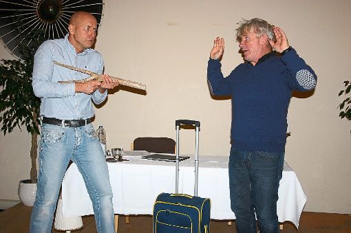 Holger Umbreit (links) und Jörg Schüttauf spielten bei der Lesung einige Szenen   nach.  Foto: Keck Foto: Schwarzwälder-Bote