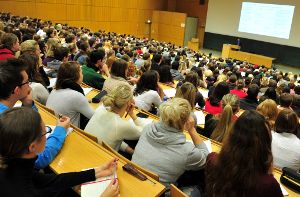 Studenten an der Universität Tübingen – damit junge Akademiker die richtige Entscheidung bei der Wahl des Studienfachs treffen, fördert das Land Beratungsangebote. Foto: dpa