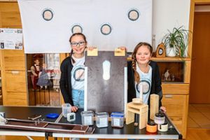 Lena Dengler (links) und Larissa Rosin mit ihrem Versuchsaufbau. Foto: Geisel Foto: Schwarzwälder Bote
