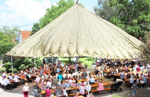 Das Kirchplatzfest in Winzeln findet  unter einem riesigen Fallschirm statt. Foto: Schwarzwälder Bote