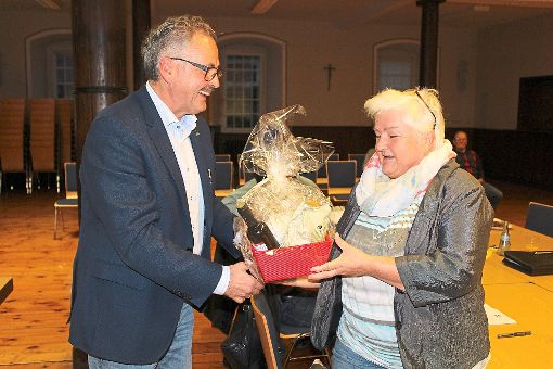 Ortsvorsteher Horst Schuh dankte Margareta Müller für ihr Engagement mit einem Geschenkkorb. Foto: Baum Foto: Schwarzwälder-Bote