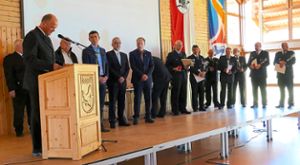 Eine Reihe von Feuerwehrleuten und Zivilisten  wurden durch Kreisverbandsvorsitzenden der Feuerwehren im Landkreis Freudenstadt, Maik Zinser, geehrt. Foto: Stadler