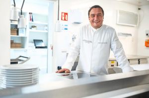 Torsten Michel, Küchenchef der Schwarzwaldstube, freut sich darüber, dass sein Restaurant in Baiersbronn (Kreis Freudenstadt) weiterhin mit drei Sternen ausgezeichnet wird. Foto: Gollnow