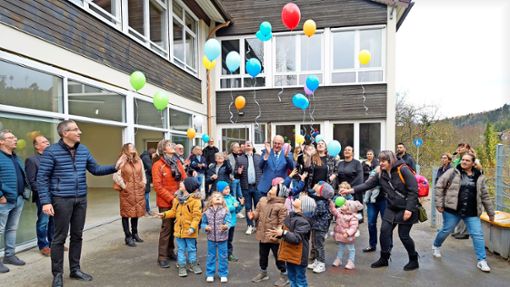 Bei der Eröffnung der neuen Gündringer Kita durften die Kinder Luftballons steigen lassen. Foto: Sebastian Bernklau