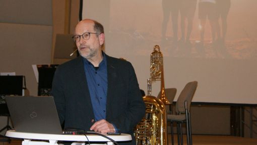 Pfarrer Karl-Hermann Gruhler bei seinem Ermutigungsvortrag in Oberndorf, Kirche neu zu gestalten Foto: Vögele
