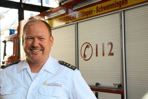 Ben Bockemühl, Kommandant der Feuerwehr in Villingen-Schwenningen, empfiehlt das neue Buch als Ergänzung. Foto: Kauffmann Foto: Schwarzwälder-Bote