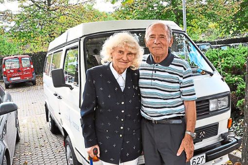 Gotthard Kindler (rechts) kehrte mit seiner Frau Rosemarie 2014  in seine alte Heimat zurück, wo er 1954 beim Bau der Kinzigtal-Brücke half. Archivfotos: Kindler Foto: Schwarzwälder Bote