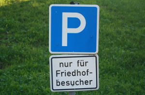 Mit Schildern wie hier am Friedhof in Neusatz will die Stadt Bad Herrenalb den Parkverkehr besser regeln. Foto: Biermayer