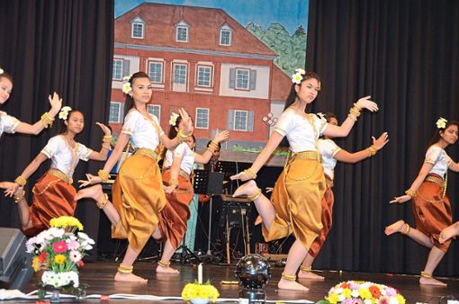 Mit eindrucksvollen Tänzen aus ihrer Heimat beeindruckten junge Kambodschanerinnen am 40. Jahrestag, der in Bad Dürrheim gefeiert wurde. Foto: Kaletta Foto: Schwarzwälder Bote