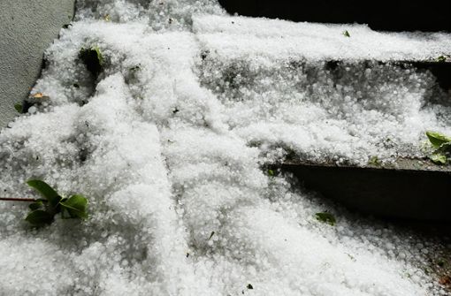 Wie im Winter: Der Hagel fiel dick Foto: Gauggel