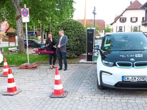 Ricarda Becker und Bürgermeister Martin Buchwald weihen die neue E-Tankstelle ein.  Foto: Oehler Foto: Schwarzwälder Bote