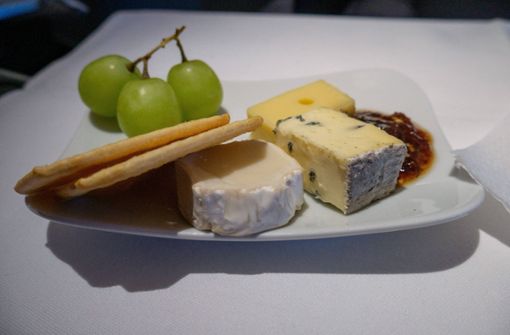 Hier noch frei von schädlichem Schimmel: Ein Teller mit verschiedenen Käsesorten (Symbolbild). Foto: Rüdiger Wölk/IMAGO/