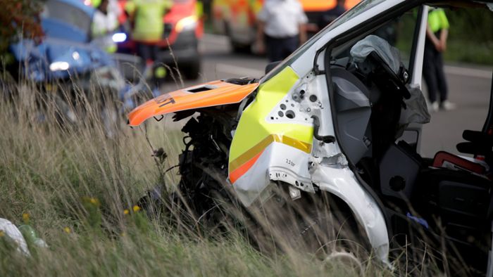 Auto prallt in Krankenwagen – drei Menschen sterben