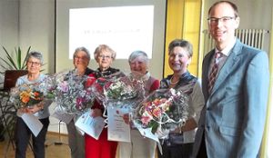 Elfrun Reinelt (von links), Edith Ositschan, Ursula Kraußer, Cornelia Knappik und Katarina Schreib wurden von Bürgermeister Torben Dorn geehrt.   Foto: Preuß Foto: Schwarzwälder Bote