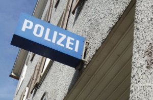 Die Polizei in Leonberg fahndet nach einem unbekannten Exhibitionisten. Foto: dpa/Symbolbild