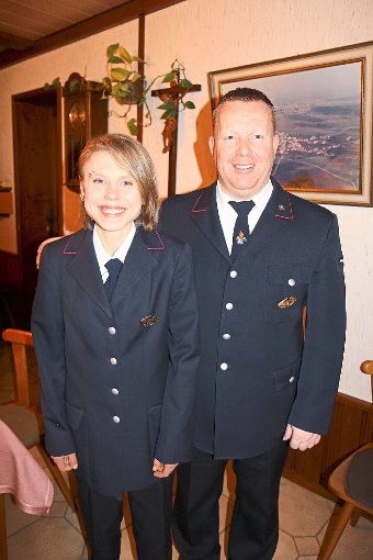 Katharina Winterhalder ist die erste Feuerwehrfrau in Reiselfingen, hier mit Abteilungskommandant Heiko Fehrenbach.  Foto: Bächle Foto: Schwarzwälder-Bote