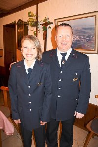 Katharina Winterhalder ist die erste Feuerwehrfrau in Reiselfingen, hier mit Abteilungskommandant Heiko Fehrenbach.  Foto: Bächle Foto: Schwarzwälder-Bote