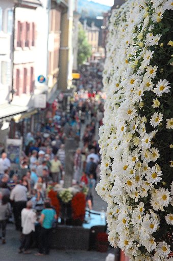 Ein gewohntes Bild zur Chrysanthema: Die Marktstraße ist von oben bis unten mit Besuchern gefüllt. Am verkaufsoffenen Sonntag luden die Geschäfte zur Schnäppchenjagd ein.  Foto: Haid
