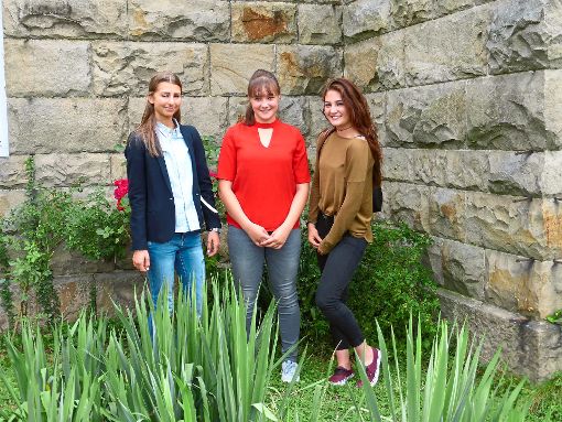 Linda Heni (von links), Bianca Shawer und Celine Bisinger nach bestandener Prüfung im Garten des Deutsch-Französischen Instituts in Tübingen. Foto: Lehmann Foto: Schwarzwälder-Bote
