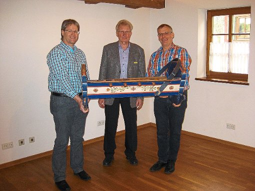 Übergabe der Wiege (von links): Thomas Schneider (Sängerkranz), Harald Hepfer und Thomas Maier (Albverein Ro­tenzimmern). Foto: Maier Foto: Schwarzwälder-Bote