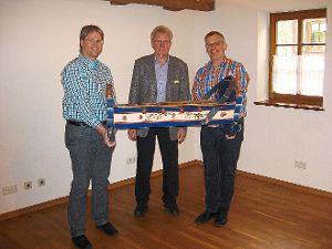 Übergabe der Wiege (von links): Thomas Schneider (Sängerkranz), Harald Hepfer und Thomas Maier (Albverein Ro­tenzimmern). Foto: Maier Foto: Schwarzwälder-Bote