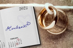Wer an einem Schnapszahl-Tag heiraten will, hat im Februar 2022 passenderweise gleich zwei Mal die Gelegenheit. Foto: © graja – stock.adobe.com, pixabay / Montage: Kleinau