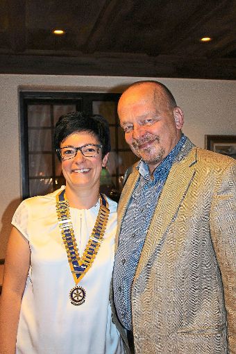 Ämterübergabe beim Rotary-Club Furtwangen-Triberg: Neue Präsidentin ist jetzt Sandra Sieber, hier mit ihrem Vorgänger Siegfried Heim.     Foto: Rotary-Club Foto: Schwarzwälder-Bote