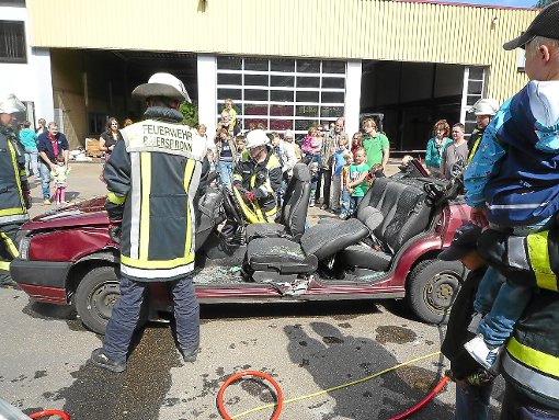 Innerhalb von kürzester Zeit hat der Einsazutrupp der Feuerwehr ein Auto zerlegt. Foto: Krauß Foto: Schwarzwälder-Bote