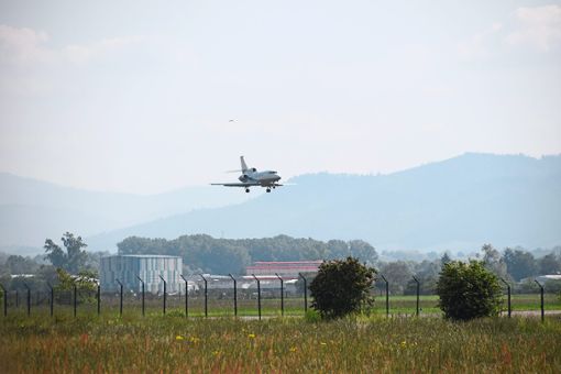 Darauf fliegen die Chinesen: Der Regionalflughafen in Lahr mit seiner langen Landebahn könnte für mehr Fracht- und Passagiermaschinen neu aufgestellt werden.  Foto: Braun