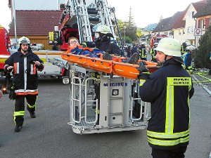 Auch die Drehleiter kam bei der Übung des Löschzugs Mitte und der Feuerwehr Bittelbronn   zum Einsatz. Foto: Bäurle Foto: Schwarzwälder-Bote