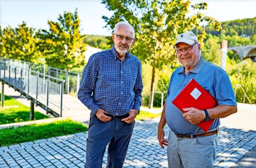 Verdiente Lokalpolitiker, in der Sache vereint: Ulrich Mansfeld  (links) und Rainer Prewo sorgen weiter für Schwung in Sachen Bahn-Anbindung. Foto: Thomas Fritsch