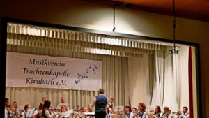 Dirigent Siegfried Weißer und sein Orchester konnten beim Jahreskonzert auf ihre zehnjährige Eingespieltheit bauen. Das Ergebnis war ein gelungener Abend. Foto: Dorn