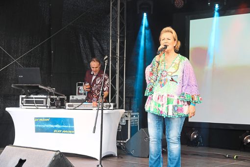Die Schlagerparty mit Elke Hauser begeistert das Publikum beim Open Air in Tuningen.   Foto: Bieberstein Foto: Schwarzwälder Bote