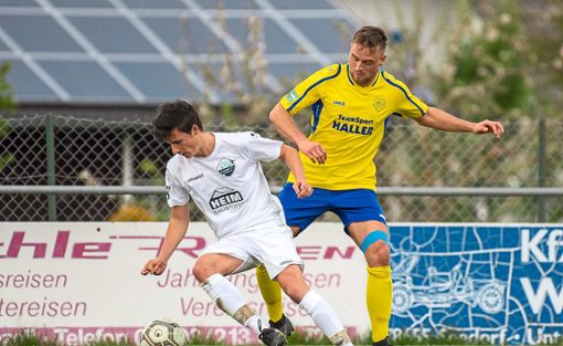Nicht viel hatte gefehlt und der SV Villingendorf (Florian Ehnis, rechts) hätte Tabellenführer SV Seedorf (Mario Grimmeisen) zum Stolpern gebracht. Foto: Müller