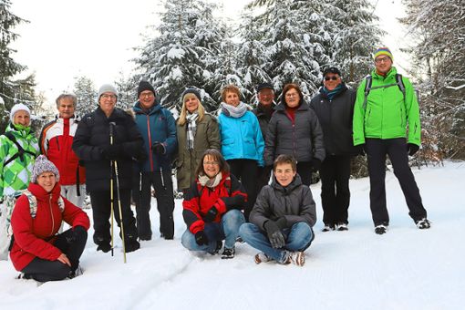 Mitglieder des Schwäbischen Albvereins Dotternhausen sind bei Albstadt durch den Schnee gewandert. Foto: Schatz Foto: Schwarzwälder Bote