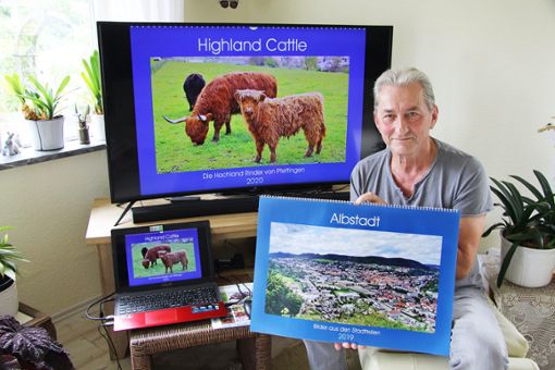 Günther Geiger mit seinem aktuellen Wandkalender über schottische Hochlandrinder und dem Albstadt-Kalender Foto: Schwarzwälder Bote